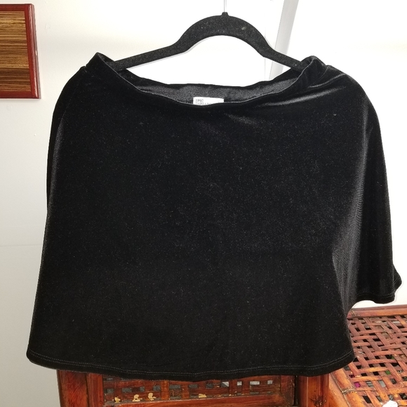 Black skirt - Picture 1 of 3